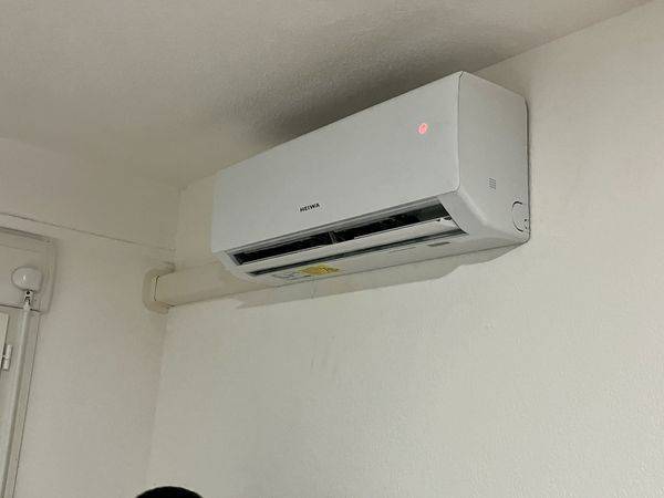 Installation d'une climatisation réversible bi-split de la marque Heiwa dans un logement à Avignon